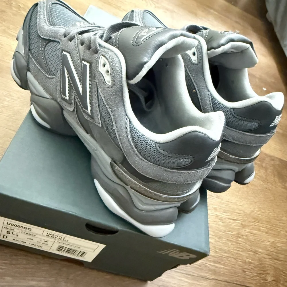 New Balance 9060 Running Shoes Sneakers Womens Size (7.5) - Mens (5.5) - Picture 4 of 8